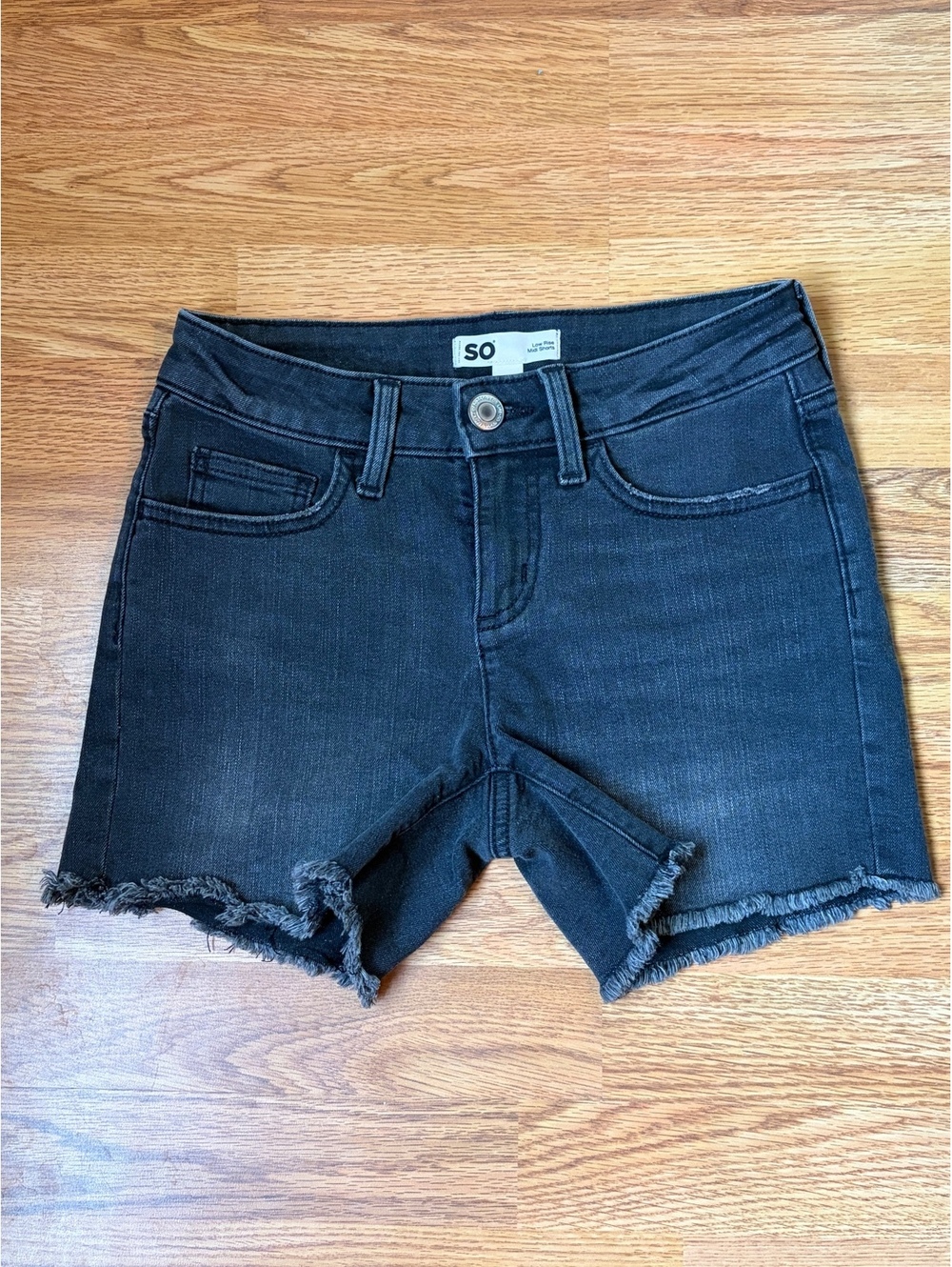 SO Low Rise Midi Denim Shorts in Black, Size 1/25W